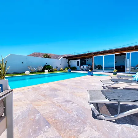 Macher Piscina Y Bar Piscina